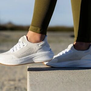 8000‎ Kicks Runners for Women in Pearl White size 9 NWT in box